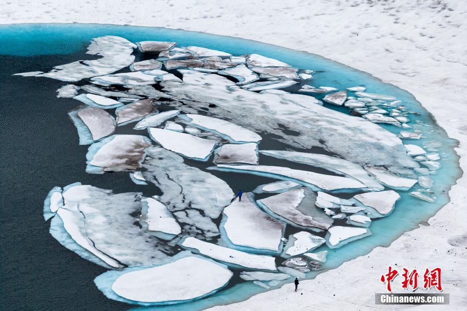 俄罗斯“冰封”火山一片纯白 融雪形成火山湖