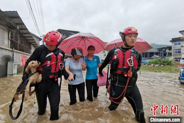 福建武夷山水漫城区 消防队员紧急营救