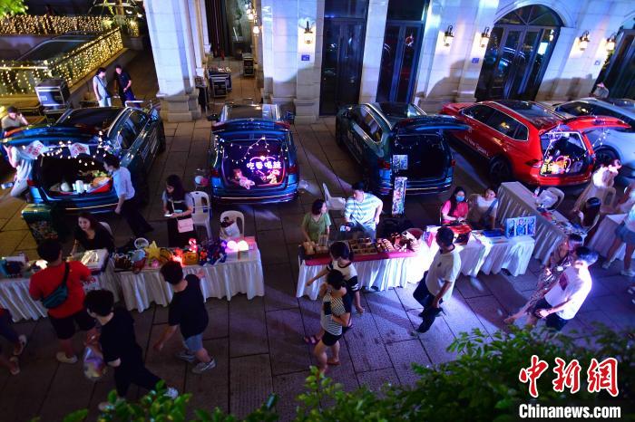 福州：“车尾箱潮流市集”吸引市民