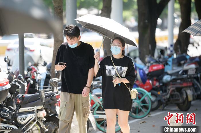 高温福州：首发红色预警 “捂装”出行