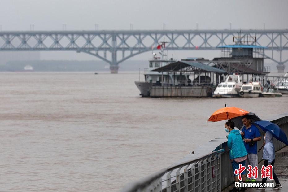 长江洪峰平稳过境南京