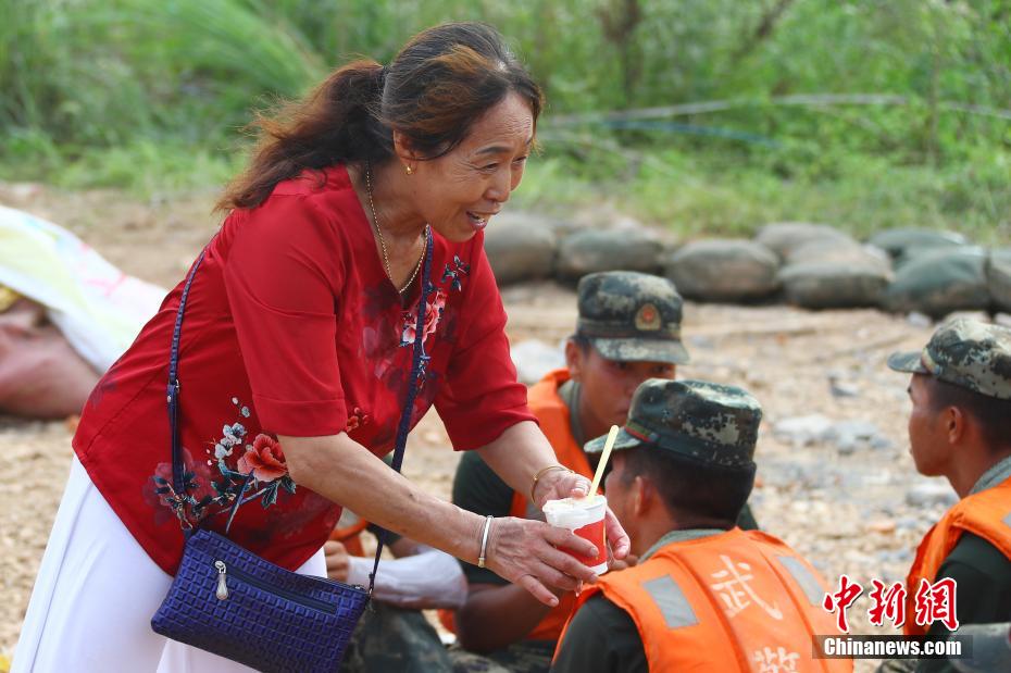 抗洪圩堤上的“中国大妈”