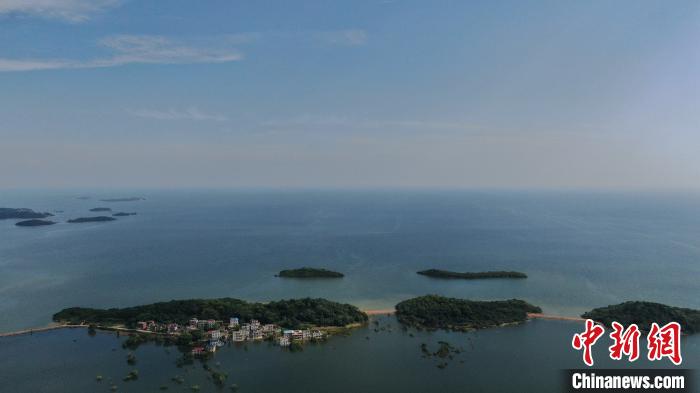 航拍江西都昌被洪水围困村庄 变身孤岛