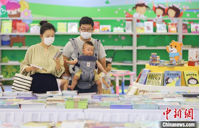 民众走进江苏书展快乐“淘书”