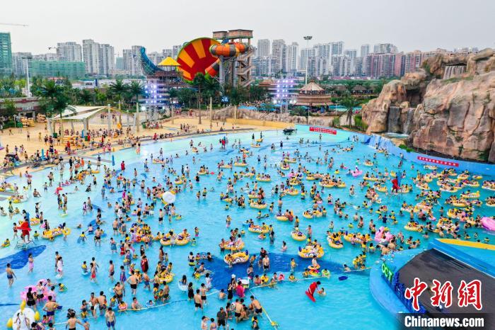 南昌进入最热“中伏天”民众嬉水消暑享清凉