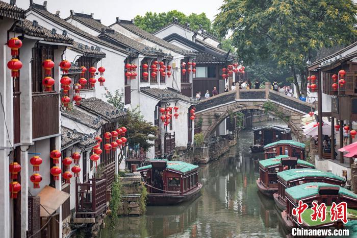 民众走进苏州山塘街感受江南韵味