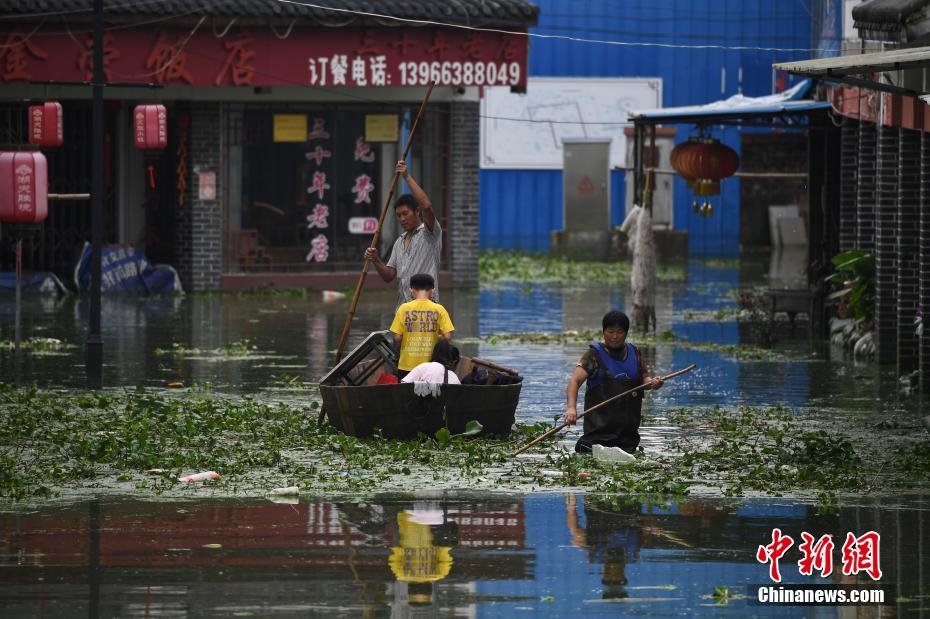安徽巢湖中庙水位持续降低 居民返回清理家园