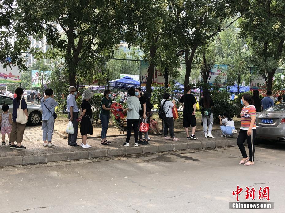 北京天通苑社区为居民进行核酸检测