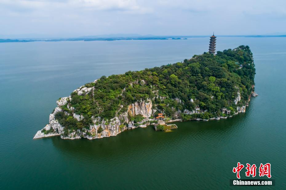 航拍丰水期鄱阳湖湖口水域：碧波万顷间 鞋山岛耸峙