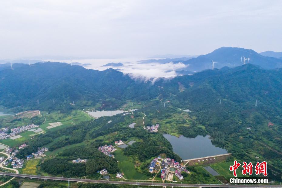 航拍江西省湖口县凰山岭：白云生处有人家