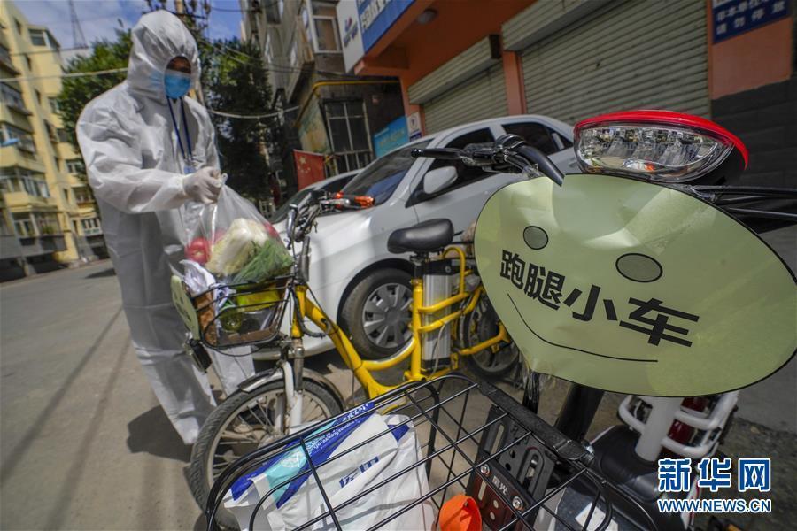 乌鲁木齐：小区里来了“跑腿小车”