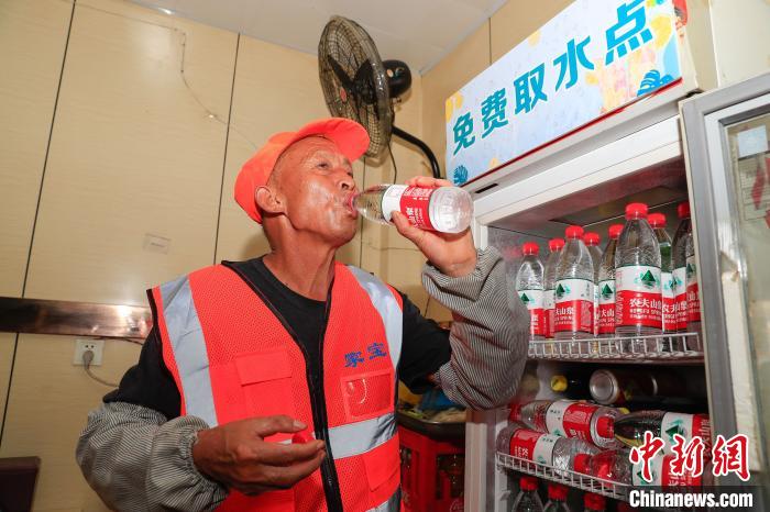 安徽合肥：清凉驿站让环卫工歇歇脚