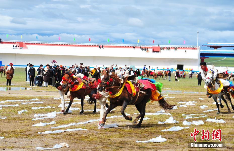 西藏羌塘草原上的赛马会