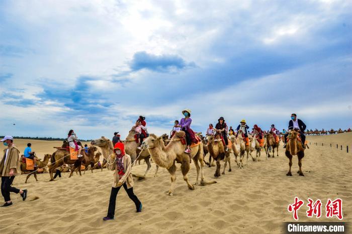 敦煌大漠旅游升温 驼队如龙游人如织