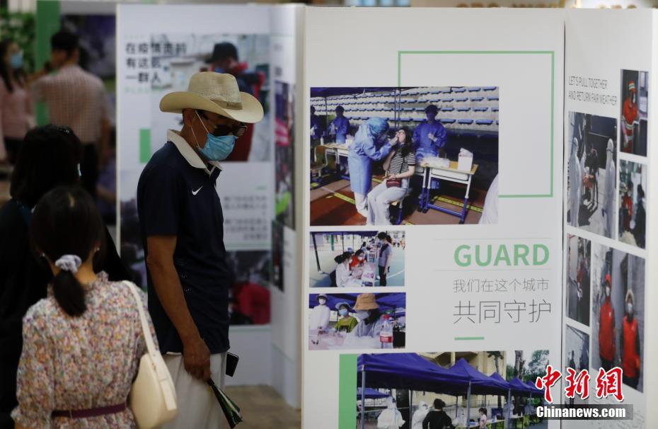 北京东四社区举行抗疫主题展 致敬默默付出的逆行者