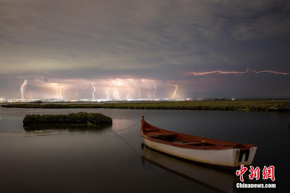 希腊傍晚出现“天降万雷”震撼景观