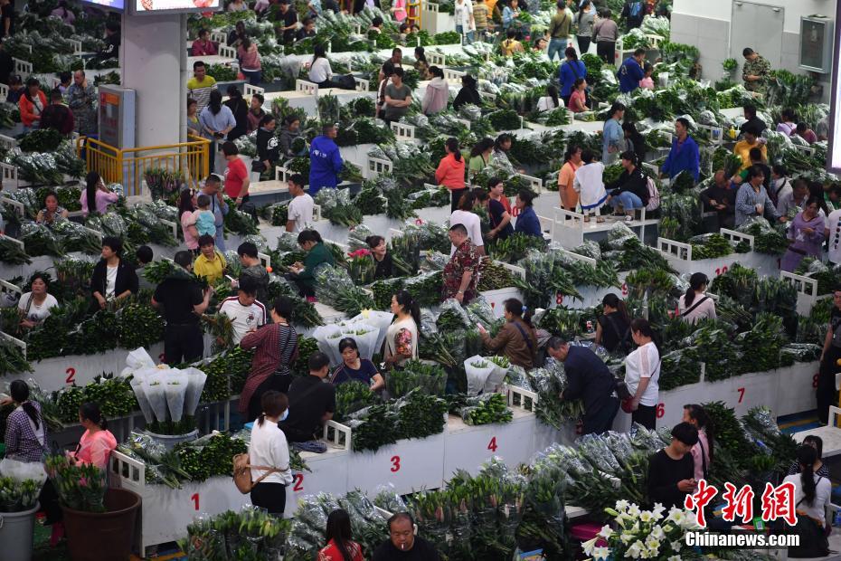 七夕临近 昆明斗南花市人气旺