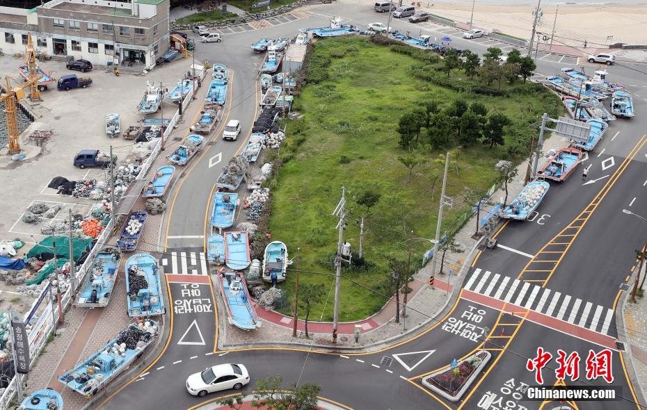 台风“美莎克”来袭 韩国渔民将渔船放置路边