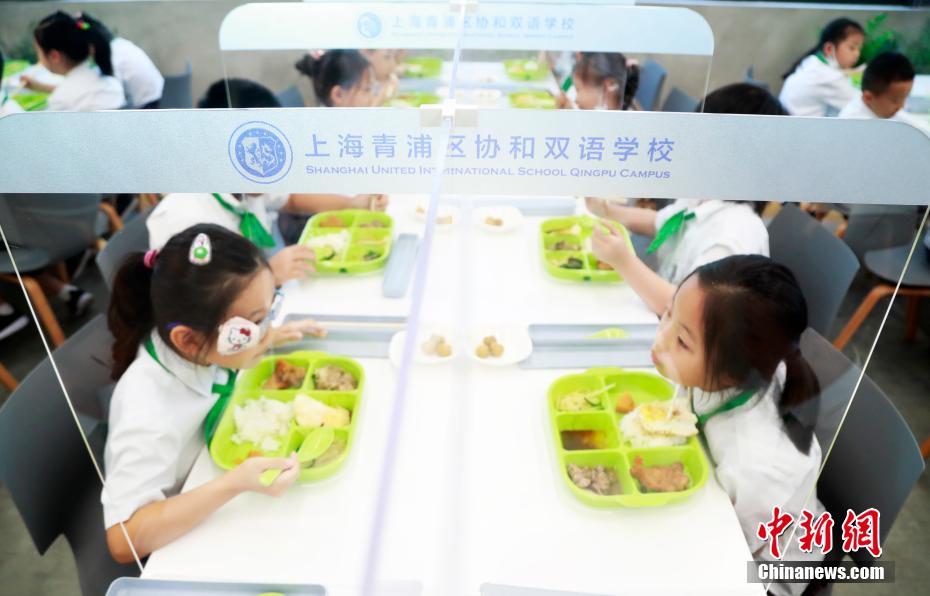 上海中小学迎来秋季开学 学校餐桌加装透明隔板防止飞沫