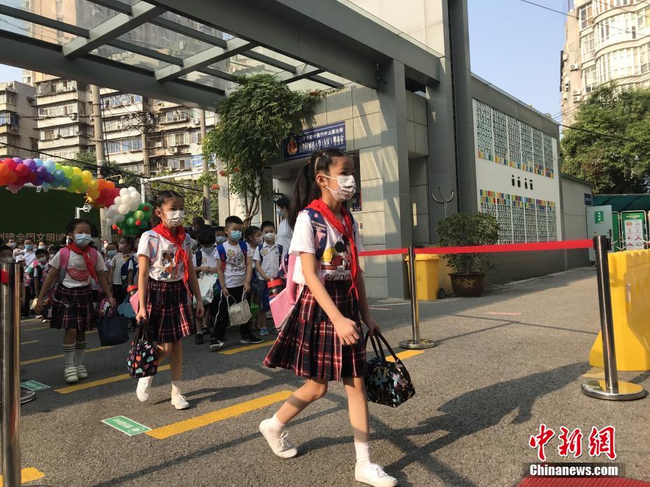 全国大中小学陆续开学 重回久违的校园生活