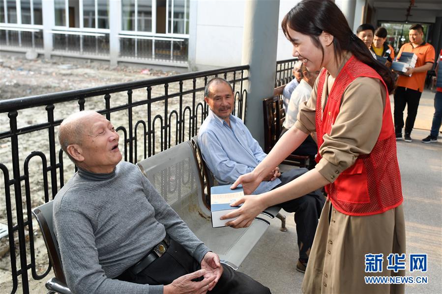 浙江湖州：爱心月饼送祝福