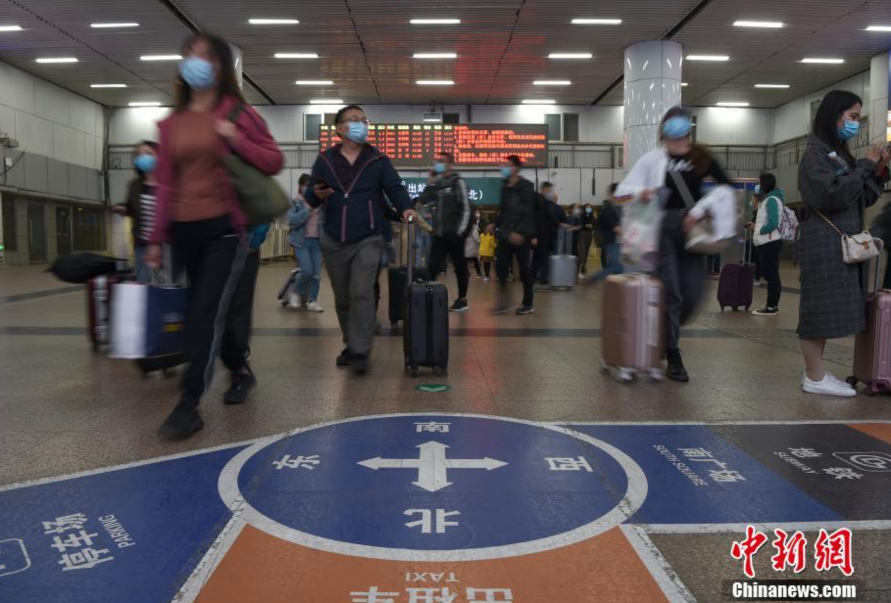 国庆中秋假期最后一日 多地迎返程客流高峰