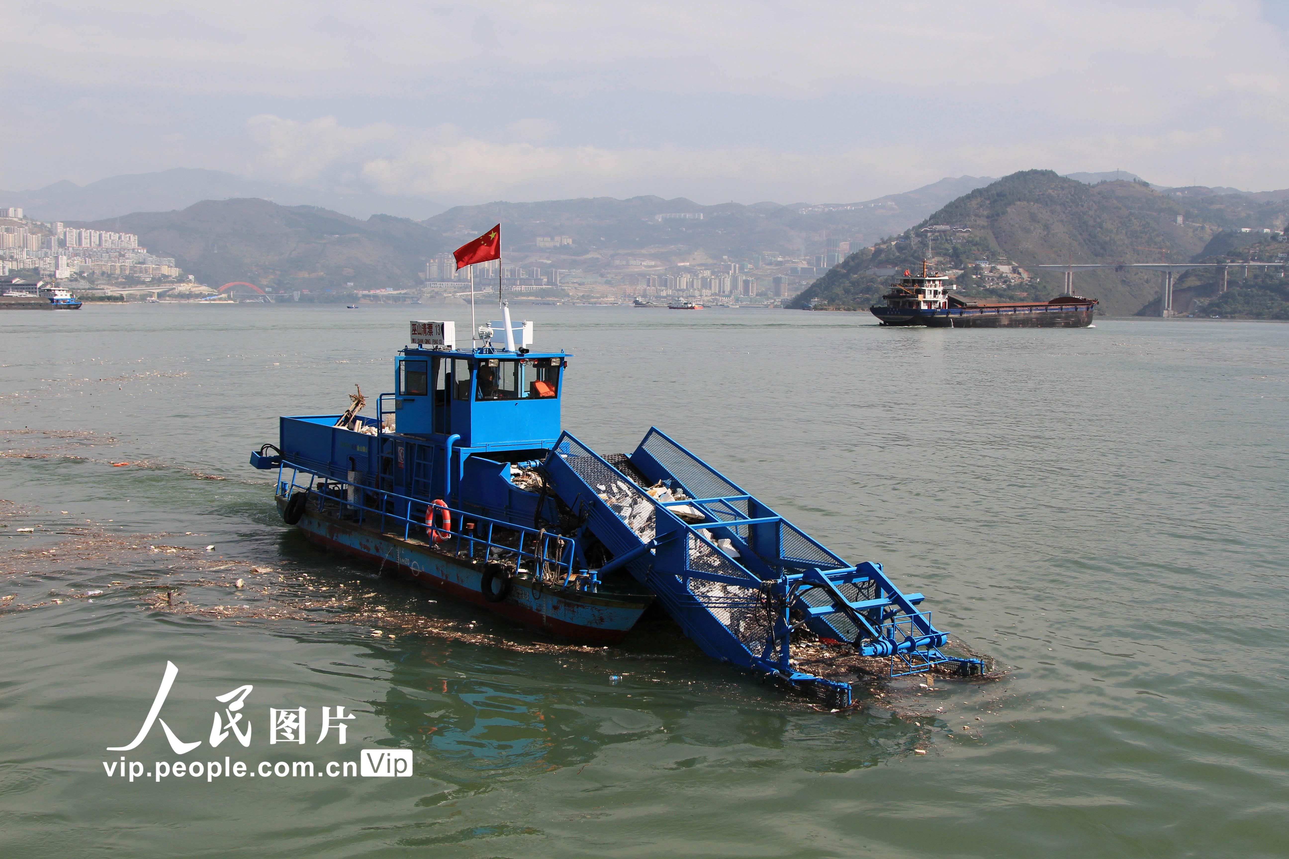 重庆巫山：蓄水预计搭175米 库区清漂保航道畅通