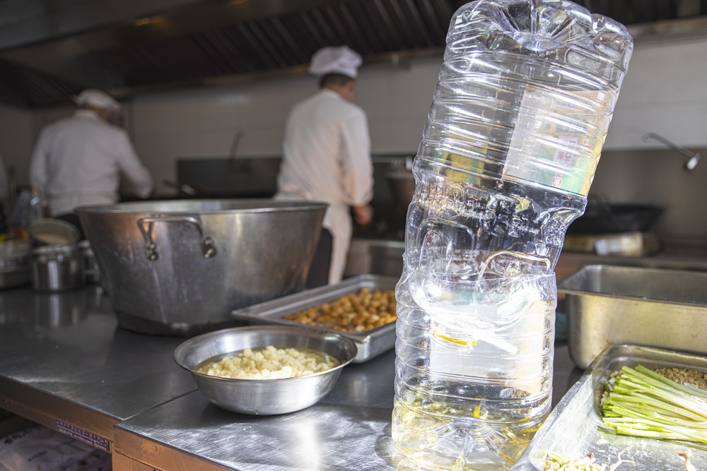 党的十九届五中全会厉行节约反对餐饮浪费见闻