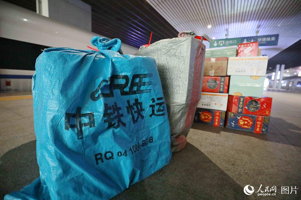 “双11”快递坐着高铁来看你