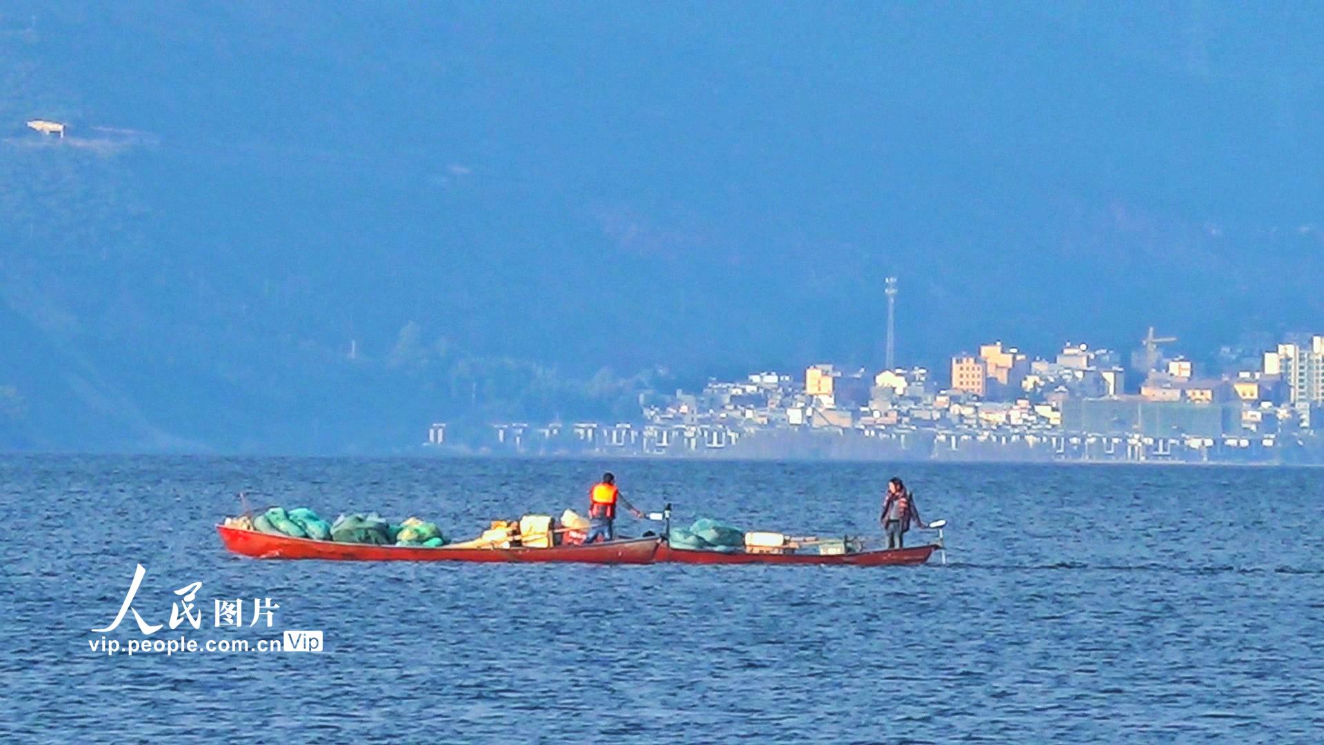 云南昆明：阳宗海开湖 渔民开捕银鱼