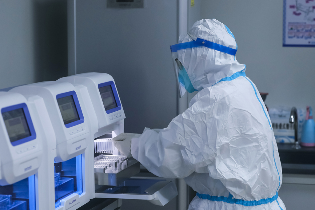 与新冠病毒赛跑的人