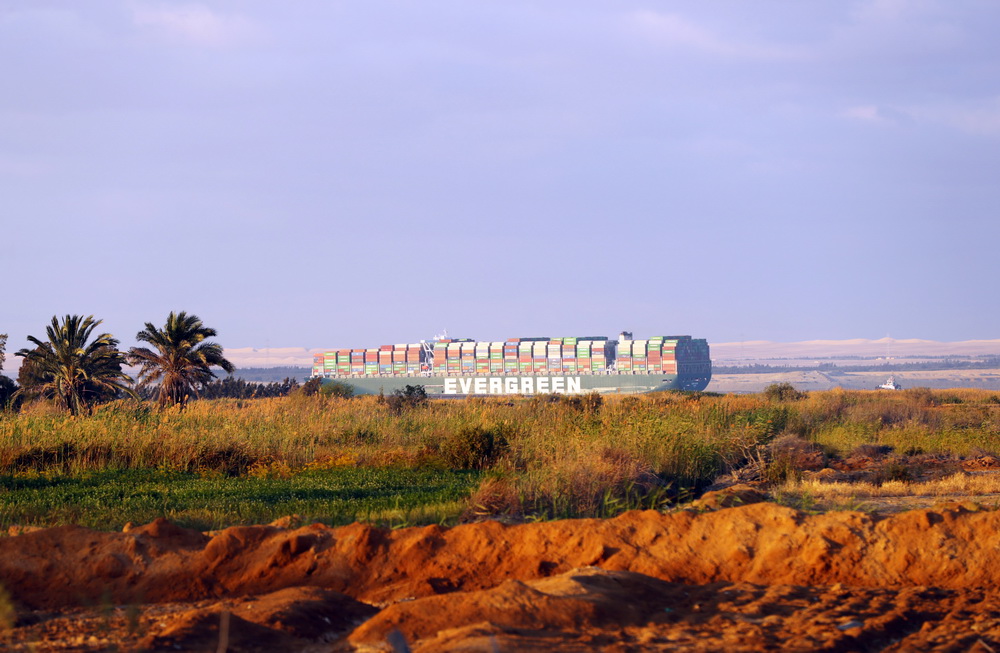 搁浅货轮成功获救 苏伊士运河航道恢复通行