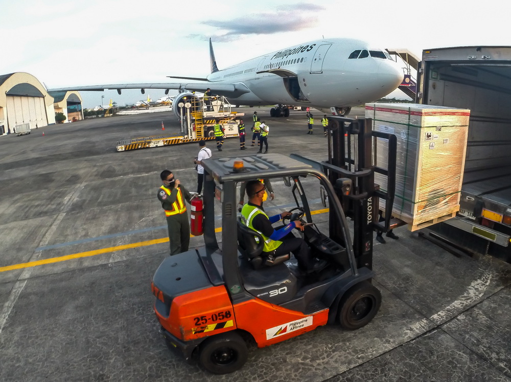 菲律宾采购的首批中国科兴新冠疫苗运抵并交付