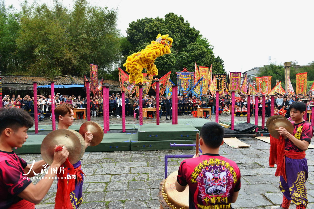 广西贺州：狮王展技艺 喜迎三月三