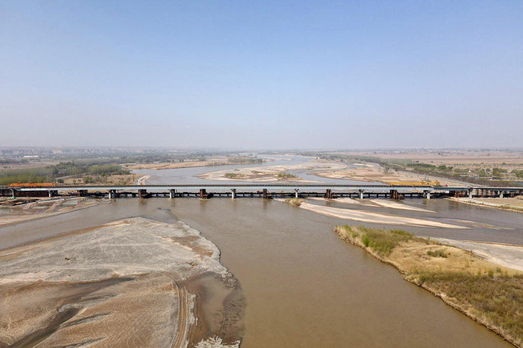 乌玛高速公路控制性工程镇罗黄河特大桥合龙