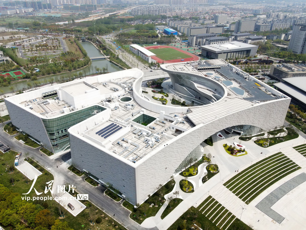 江苏扬州：运河大剧院展雄姿