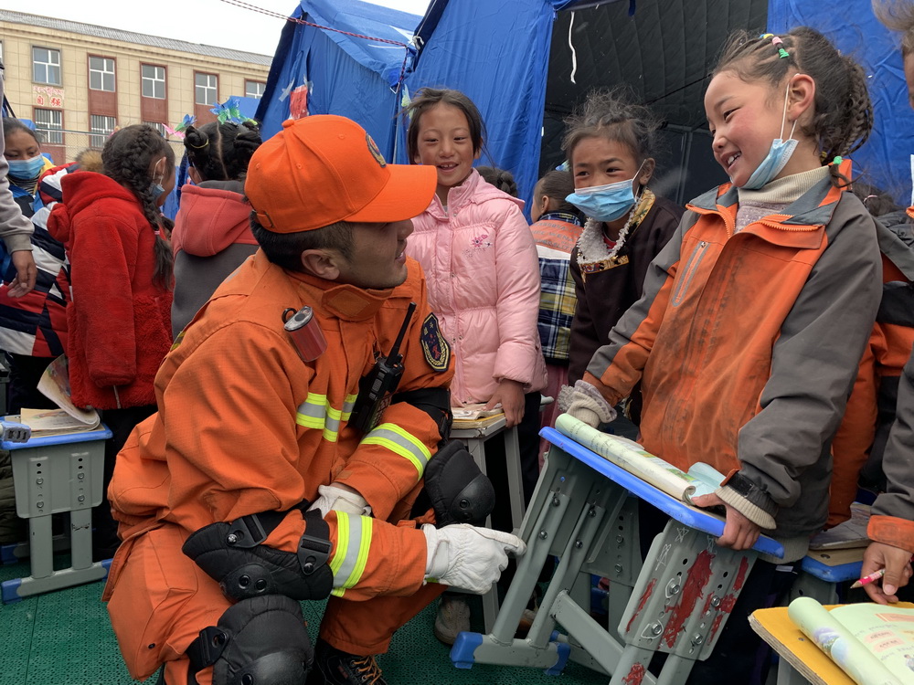 “看到孩子们安全，我就放心了”——玉树地震受灾“少年”参与玛多地震救灾记