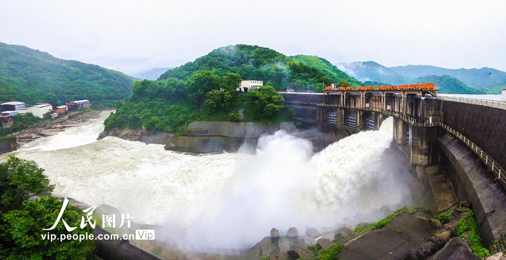 湖南桂阳：开闸泄洪 确保安全度汛
