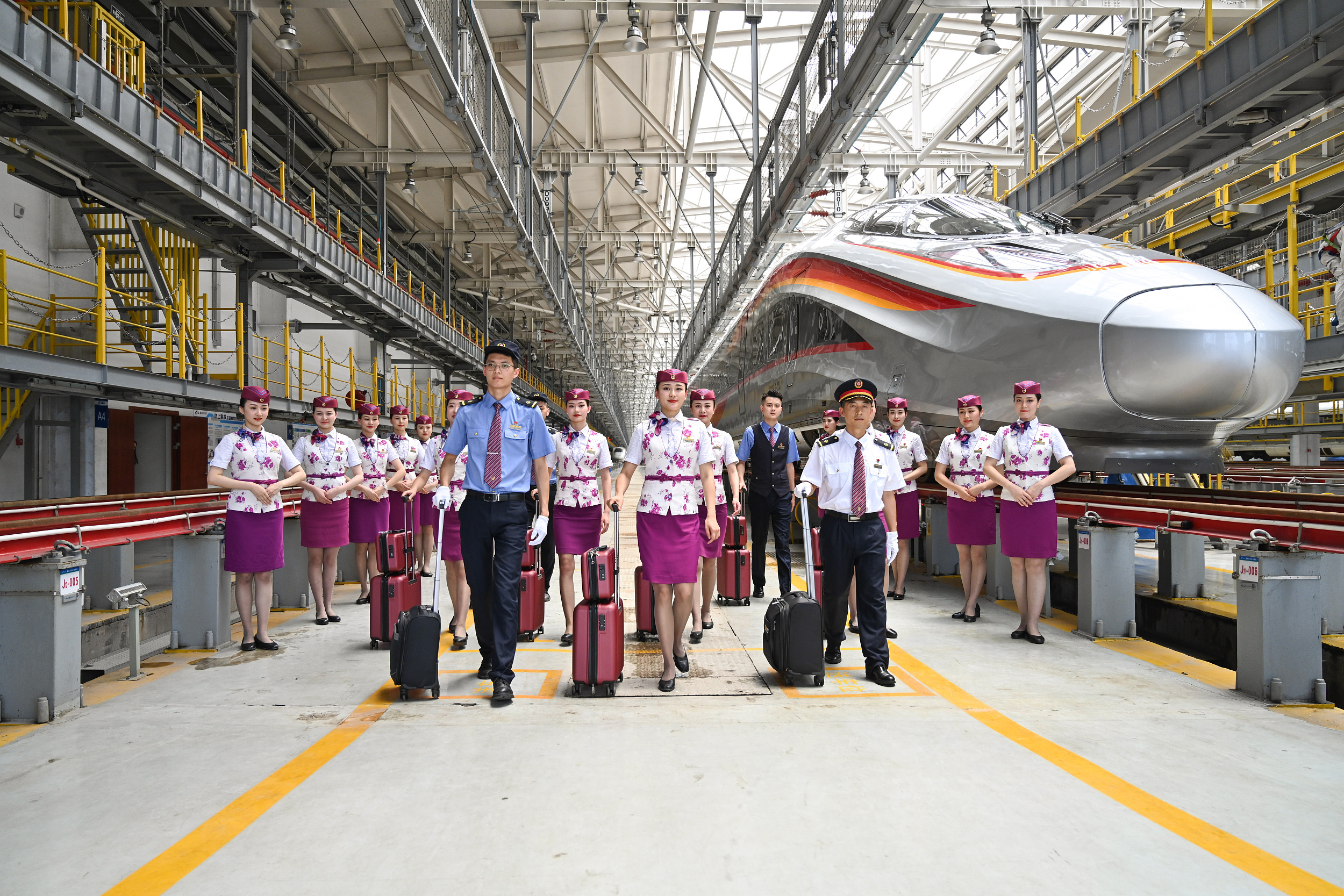 成渝复兴号智能动车组首发班组亮相