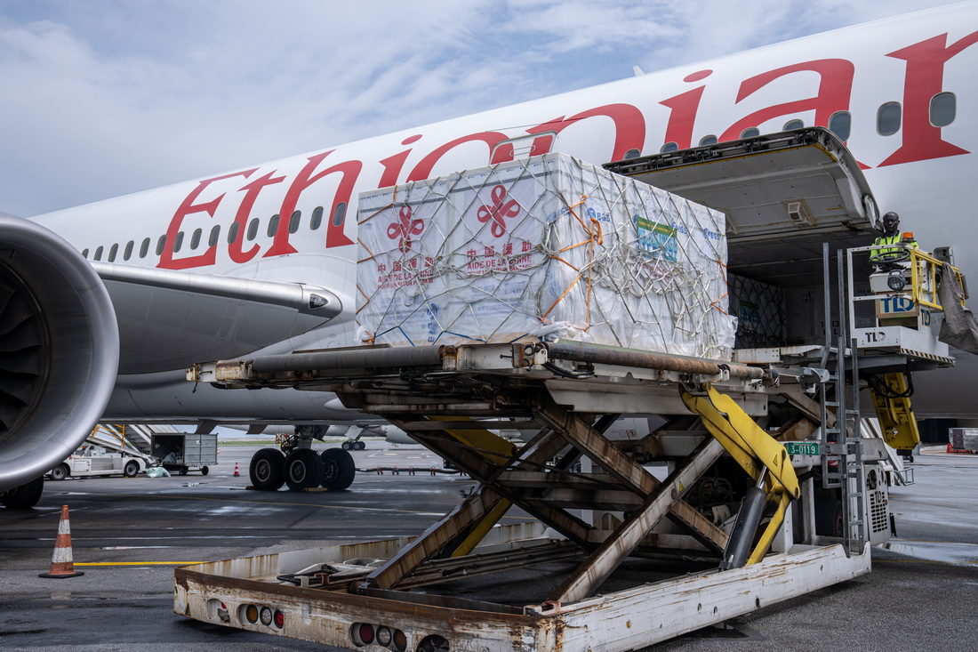 中国援助科特迪瓦新冠疫苗运抵阿比让