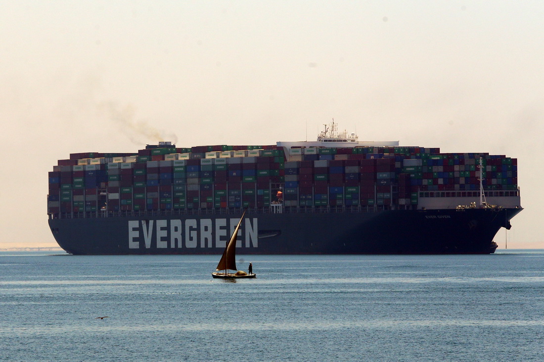 “长赐”号货轮驶离苏伊士运河