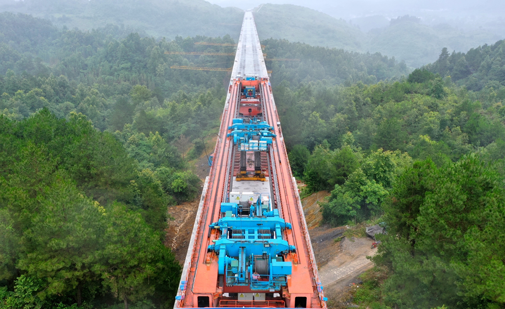 贵南高铁麻场双线特大桥合龙