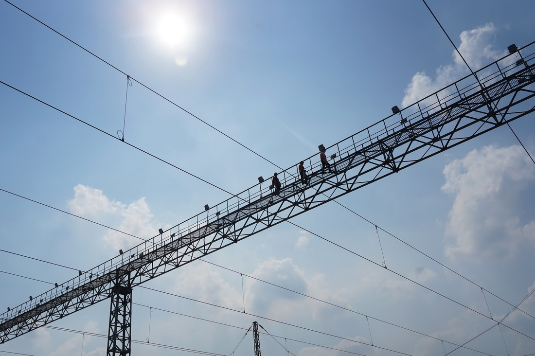 60℃灯桥上的铁路电力工