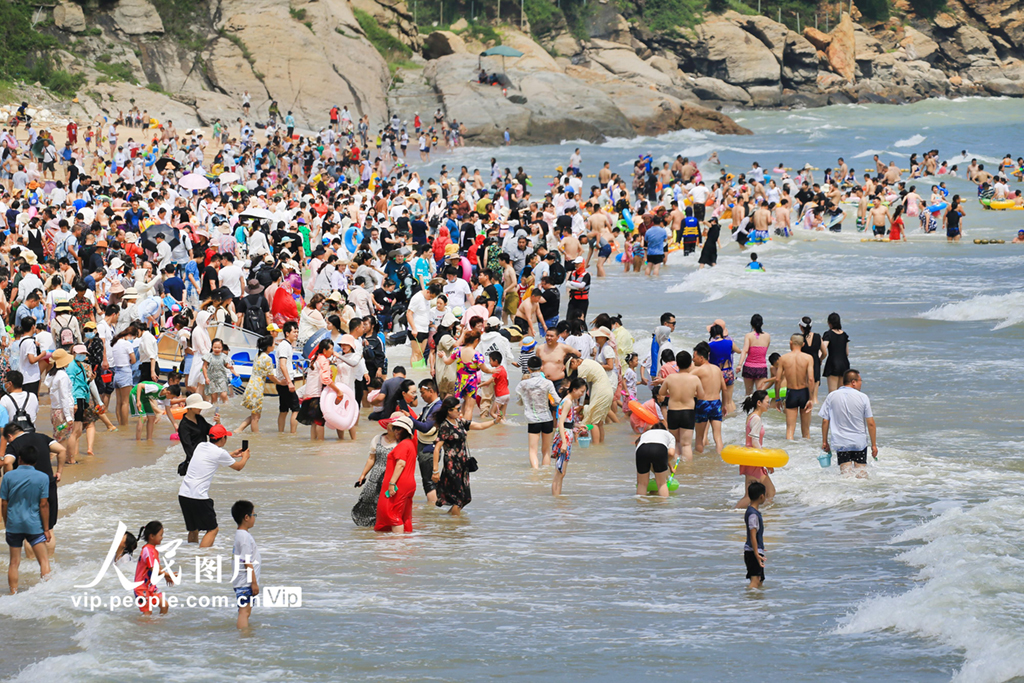 江苏连云港：海边戏水消暑纳凉
