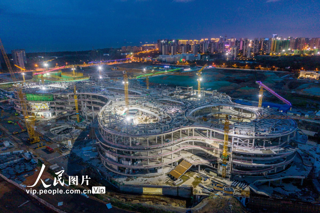 海口国际免税城昼夜施工加紧建设