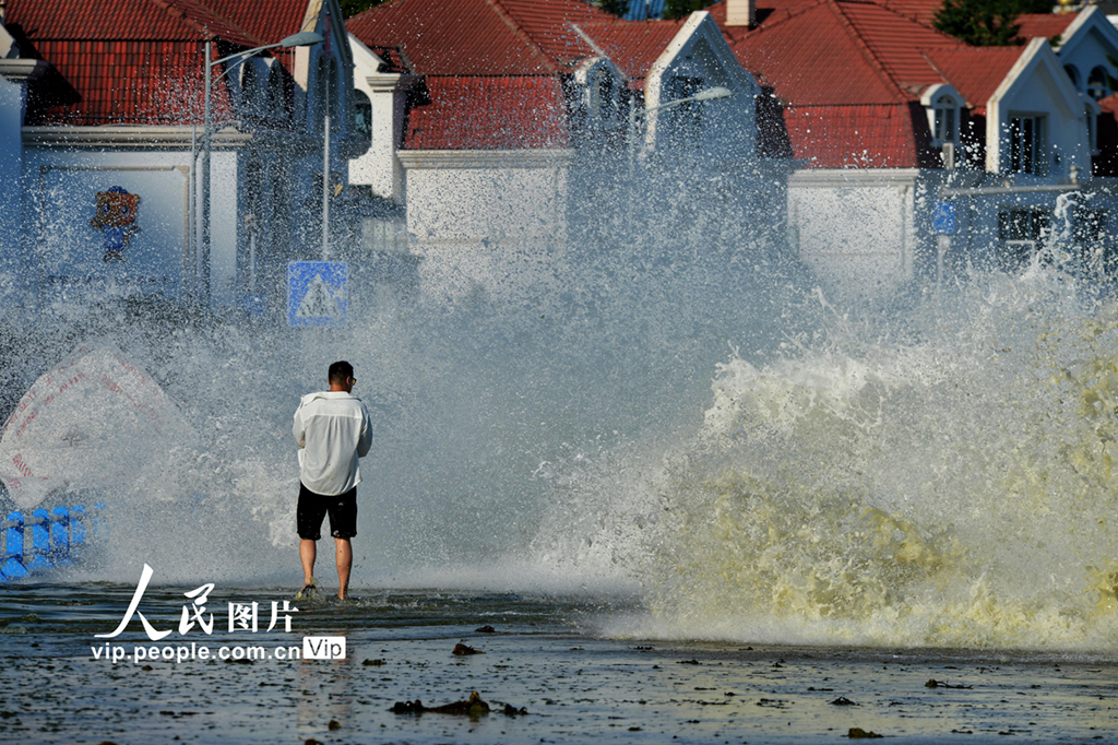 台风“烟花”逐渐影响山东青岛