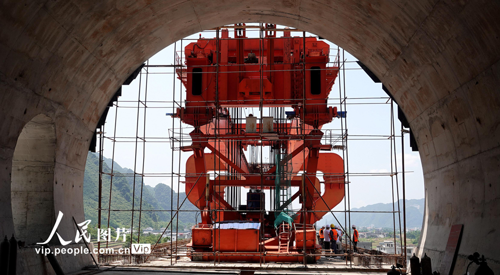 贵南高铁全线最长桥梁竣工