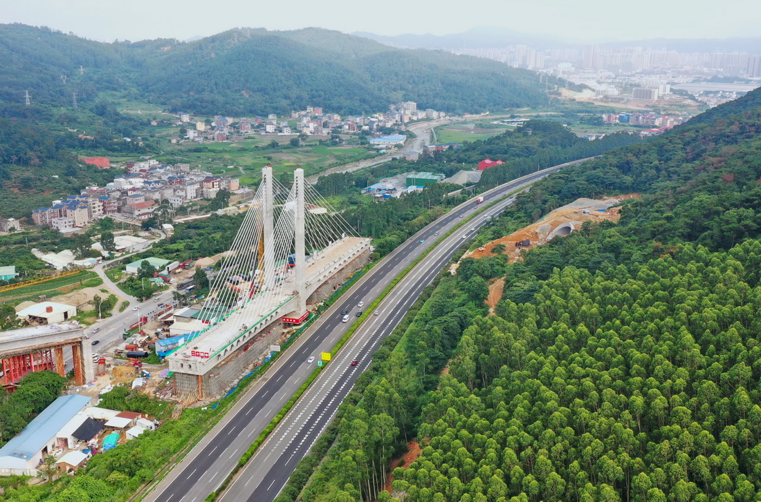新建福厦铁路太城溪特大桥不平衡转体斜拉桥成功合龙