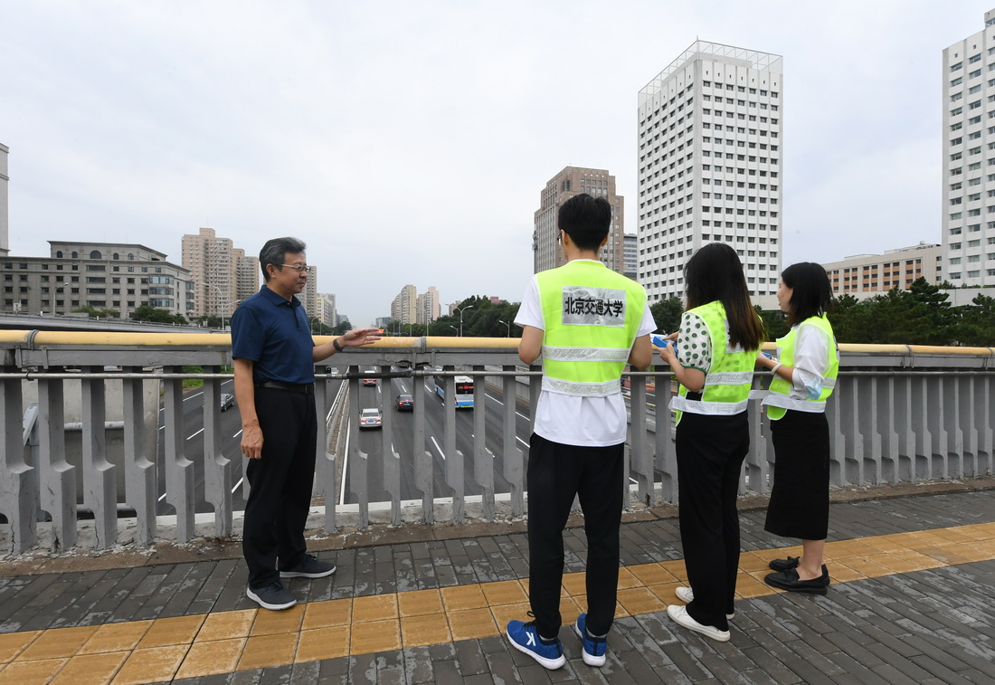开学前 老师带我们去数车