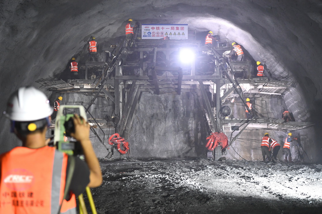 贵南高铁广西段逾15公里高风险隧道贯通